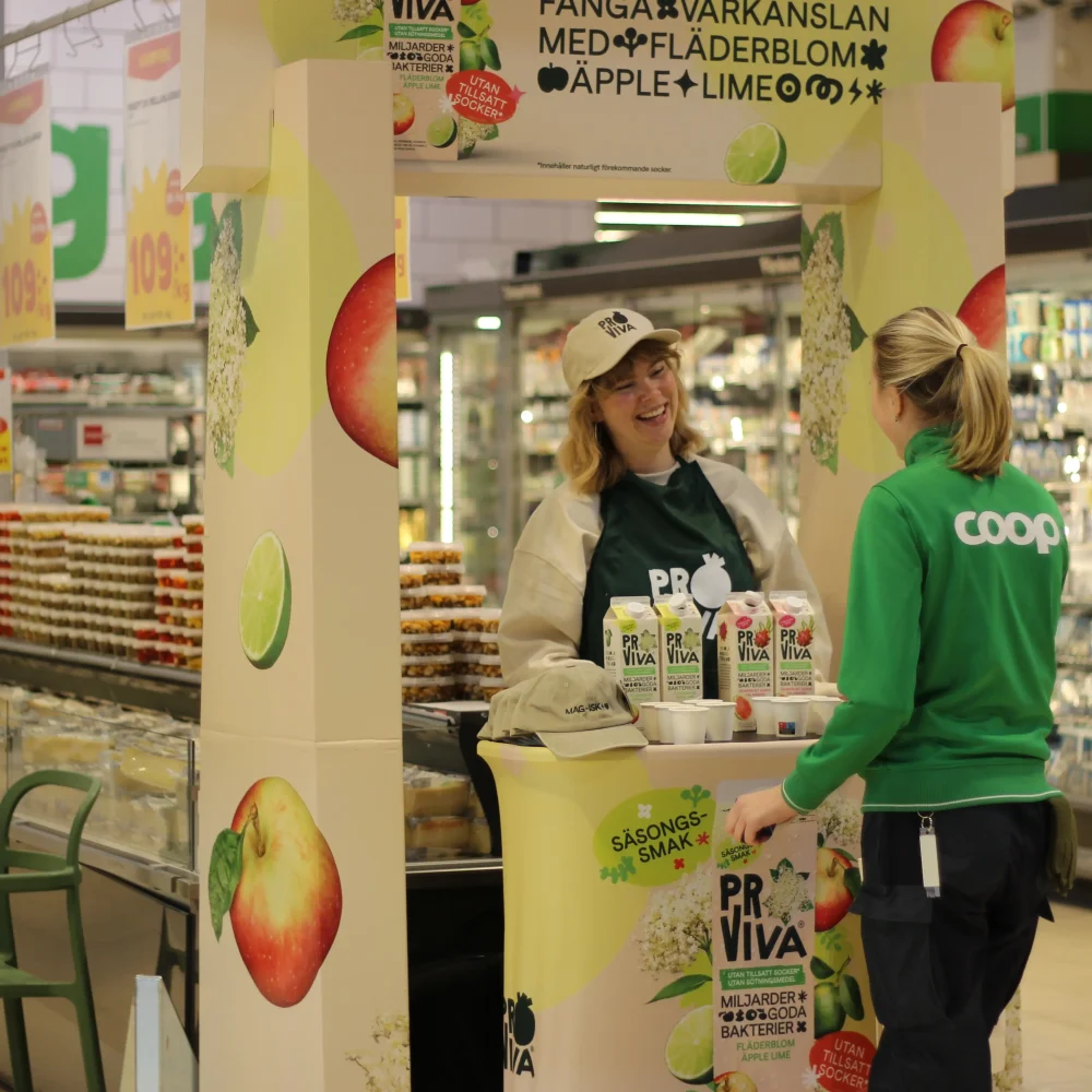 eventpersonal pratar med coop anställd under butiksdemon