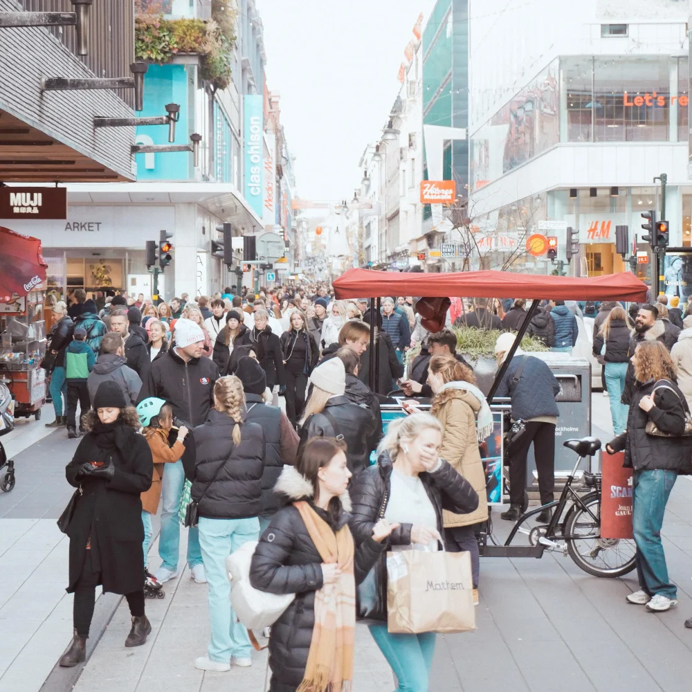 Eventcyckel som delar ut produktsample på ett Pop-up event