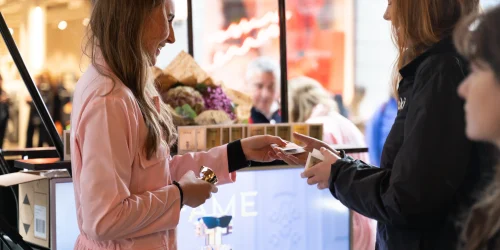 Produktsampling - tjej delar ut produkter till förbigående